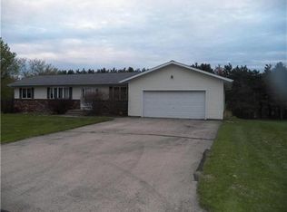 395 King Olavs Ln, Iola, WI 54945