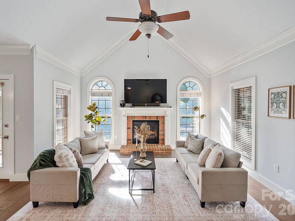 1st image of 526 Ballymote Ct