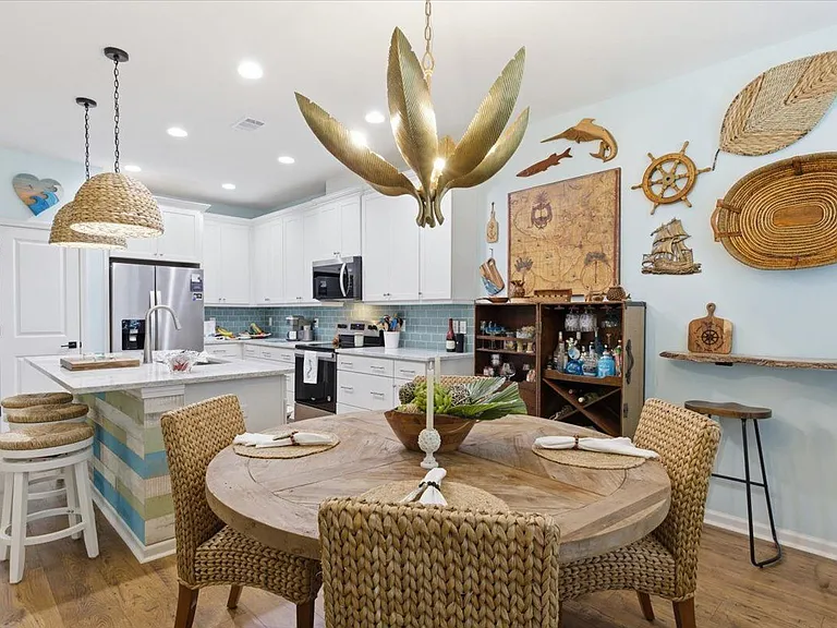 247 Tropics Ave — Photo 3