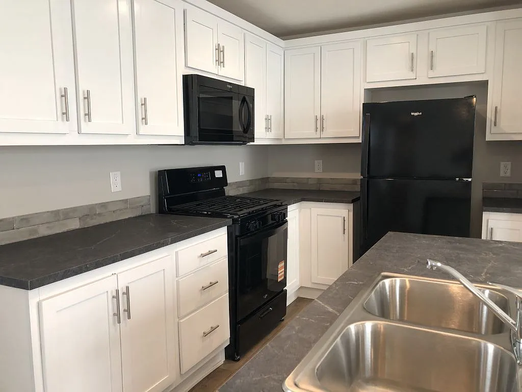 3 bed, 2.0 bath, 912 sqft, $1,749 — Photo 2