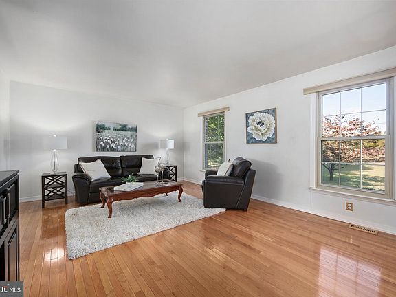 5th image of 219 Dock Rd