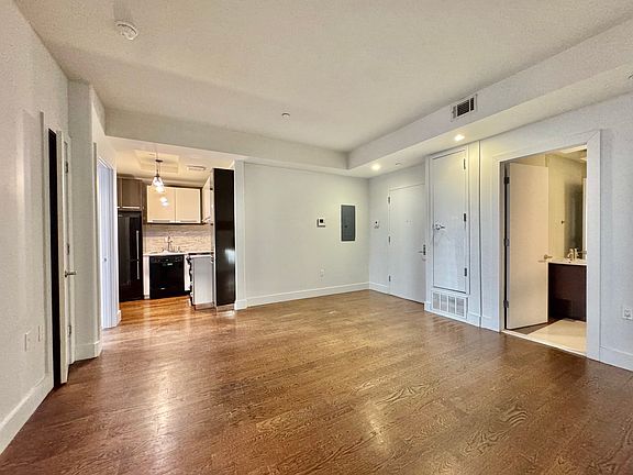 5th image of 137 Manhattan Ave #2R