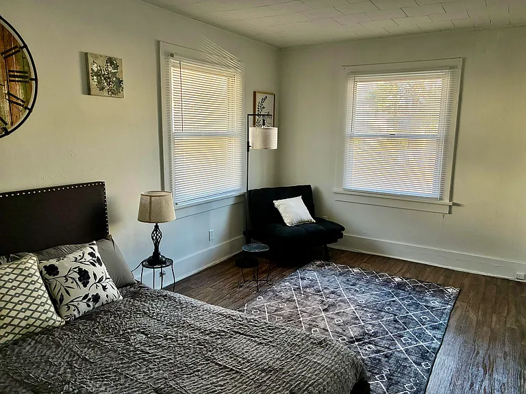 401 W Elliott Ave — Photo 5