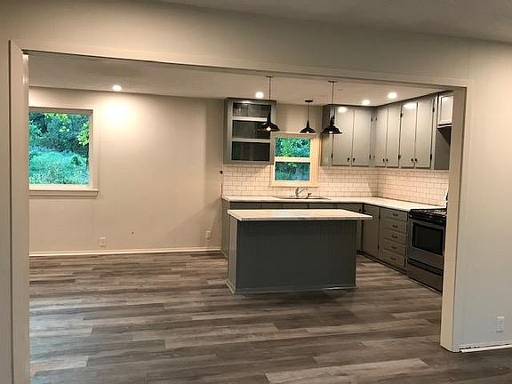 5th image of 200 Claremont Dr
