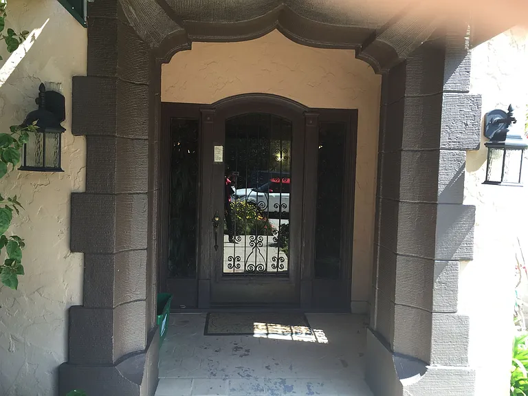Historic Mediterranean Building in Great Location — Photo 2