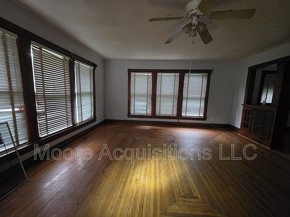 3rd image of 415 W Rainey St