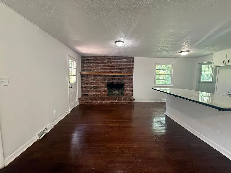 844 W Valley Ct — Photo 4