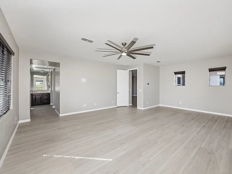 1039 E Boston St — Photo 27