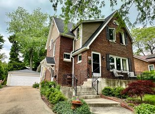 810 N Summit St, Wheaton, IL 60187