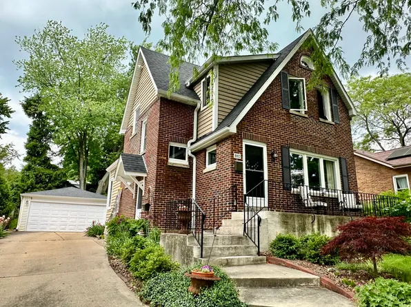 810 N Summit St, Wheaton, IL 60187