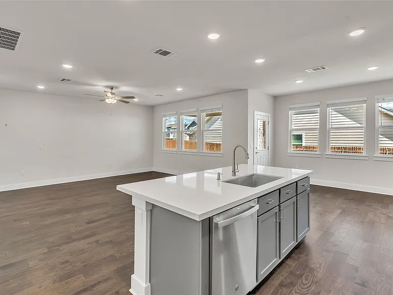 15607 Ellinger Dr — Photo 11