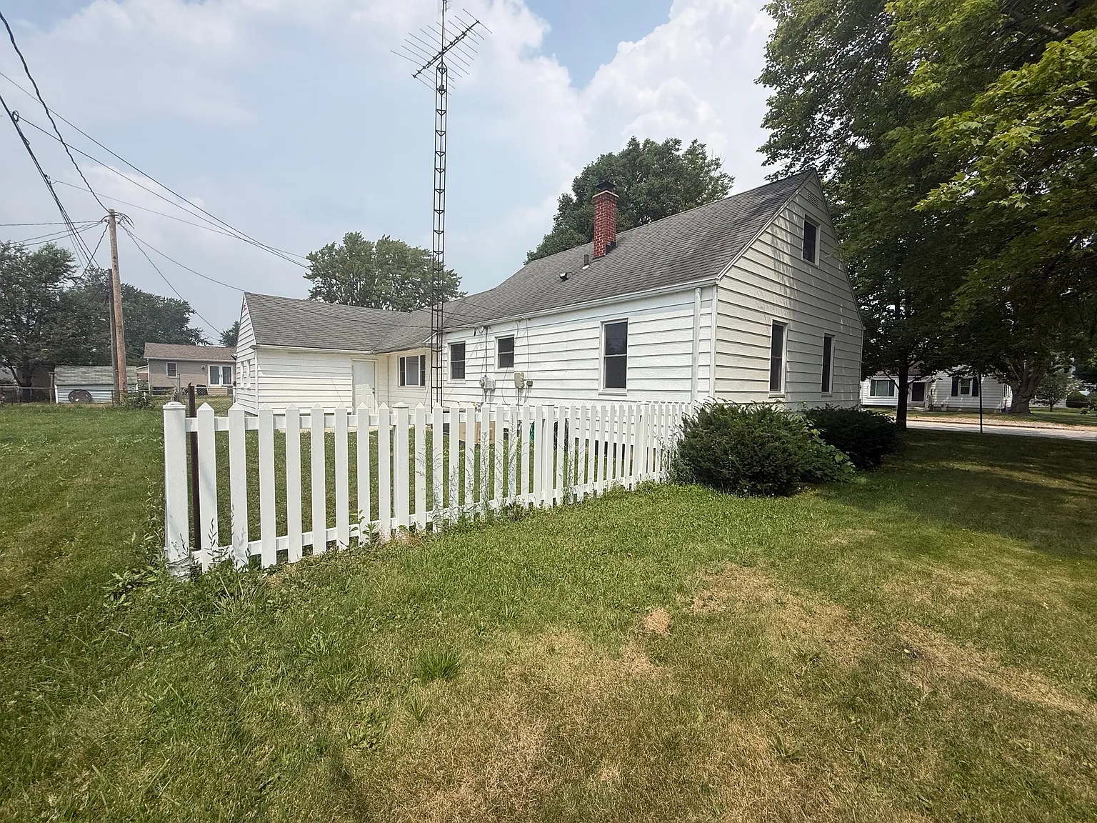 3 bed, 1.0 bath, 1204 sqft, $1,350 — Photo 2
