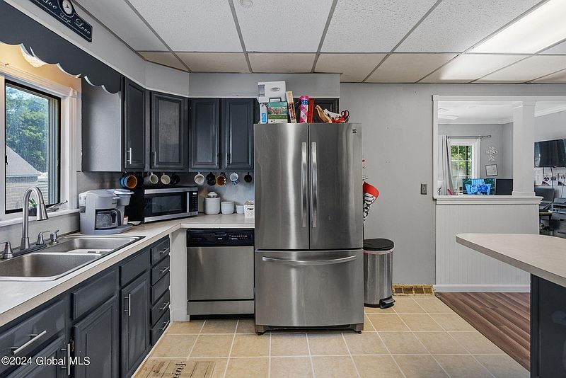 5th image of 808 Thompson Street