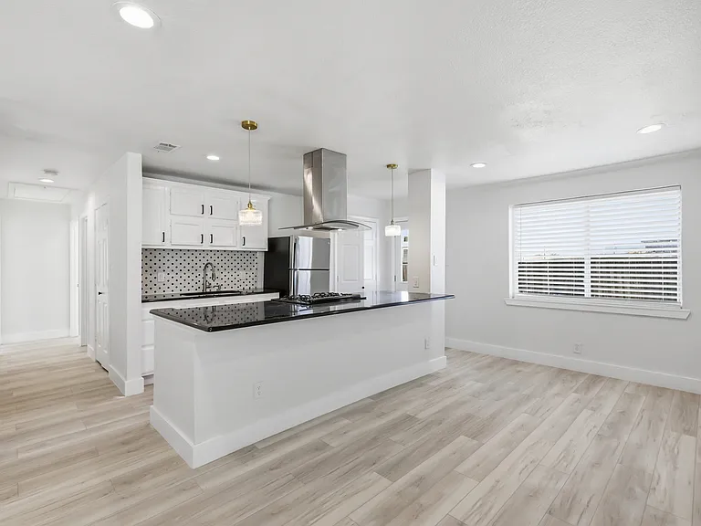 1002 Mardi Gras Ln — Photo 24