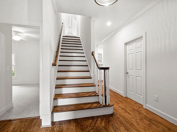 5th image of 302 Greenview Cir