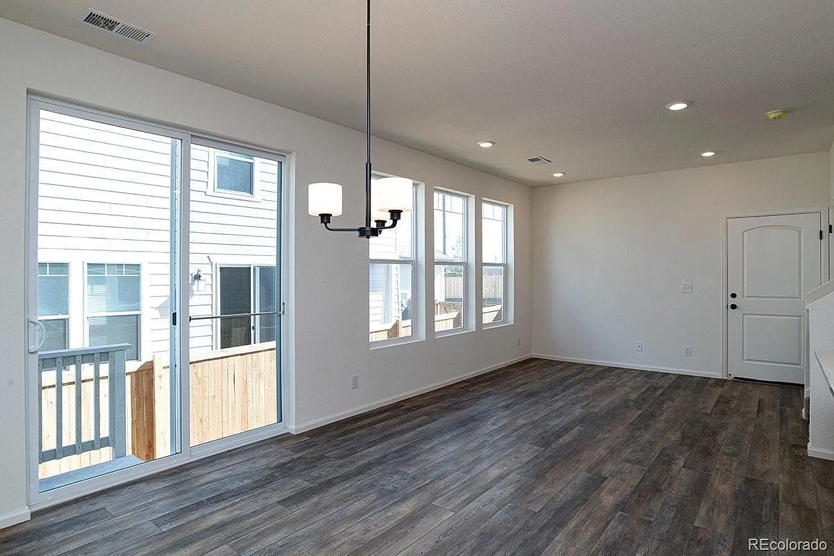 3 bed, 1815 sqft, $2,690 — Photo 3