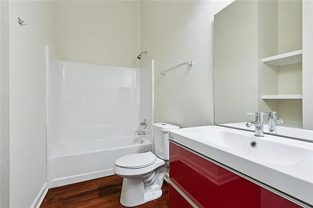 3 bed, 2.0 bath, 1035 sqft, $1,825 — Photo 3