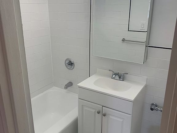 4th image of 64-74 Saunders St #5C