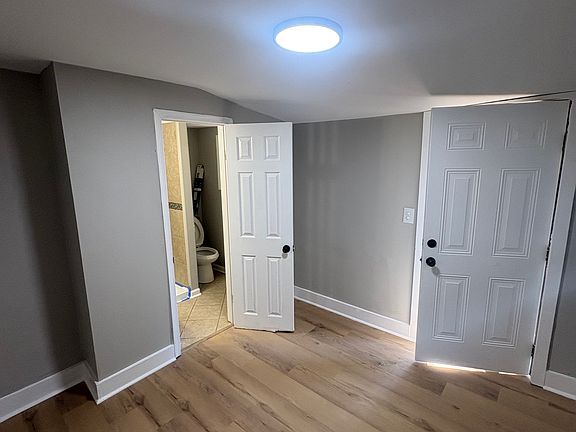 3rd image of 1042 35th St