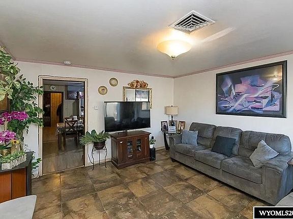 4th image of 805 Walnut St