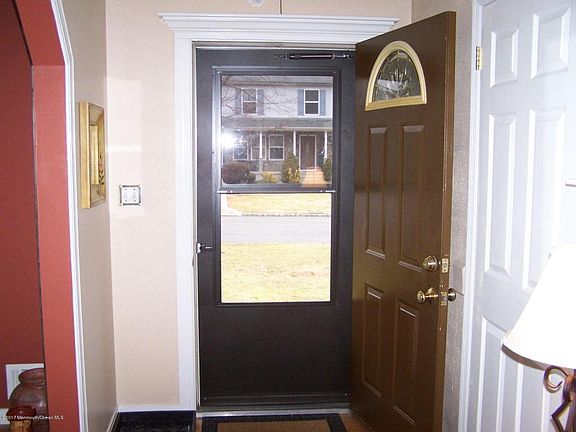 5th image of 908 Lawrence Ave