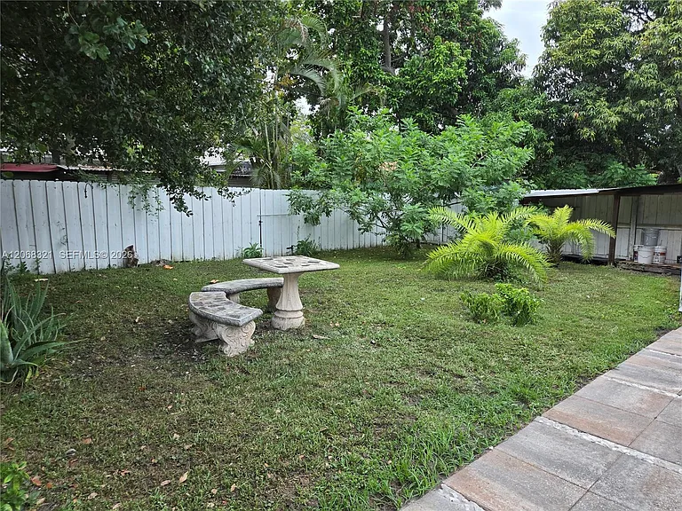 5810 SW 9th St — Photo 2