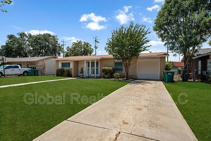 3 bed, 2.0 bath, 1040 sqft, $1,295 — Photo 2