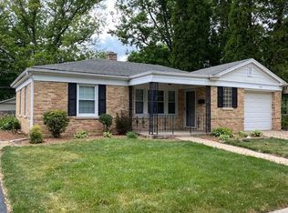 832 N Kennicott Ave, Arlington Heights, IL 60004