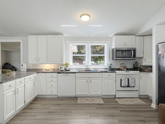 4th image of 2571 Camden Rd