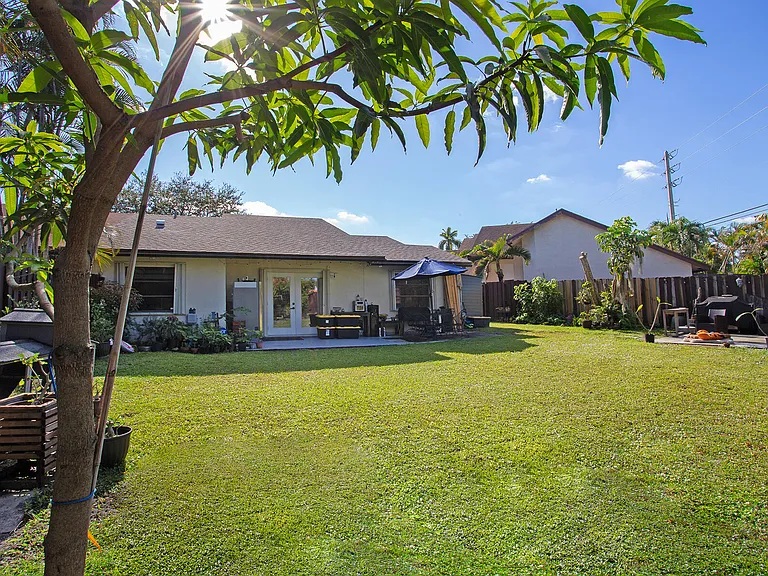 10048 SW 16th St — Photo 30