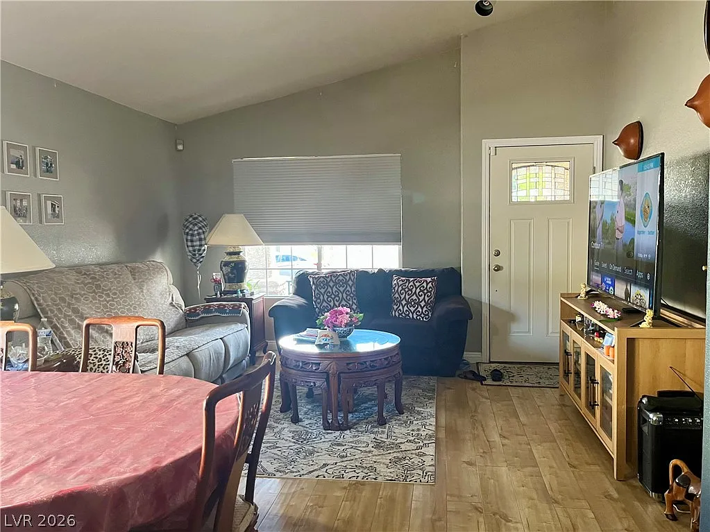3 bed, 2.0 bath, 1302 sqft, $2,150 — Photo 2