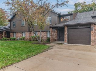5 Creekside Cir APT B, Elgin, IL 60123
