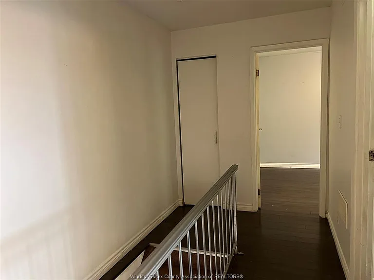 1464 Bayswater Cres — Photo 10