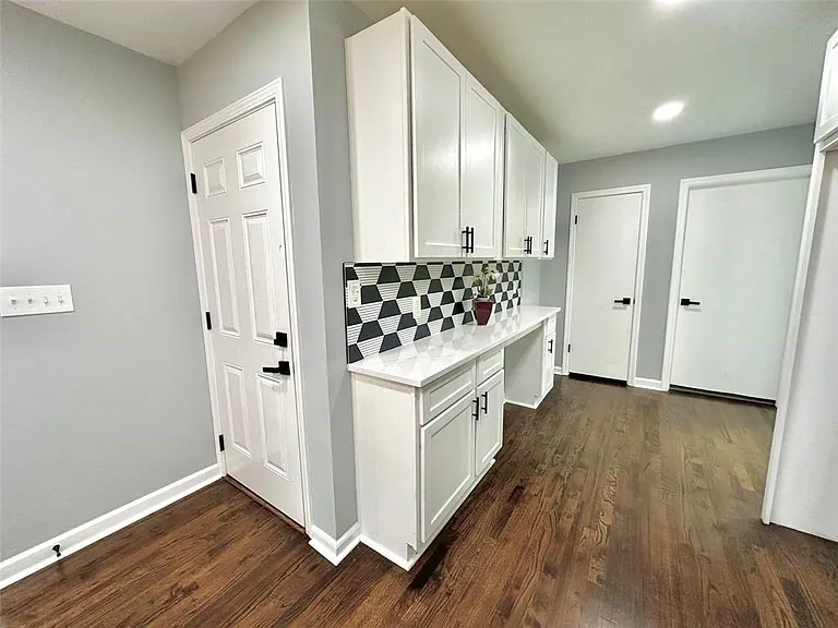 210 Suburban Dr NE — Photo 15