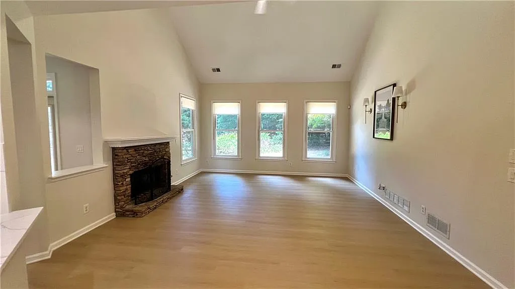 4 bed, 2711 sqft, $3,500 — Photo 2