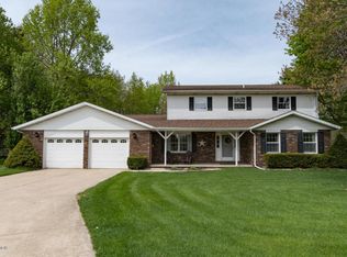 1837 Williamsburg Dr, Stevensville, MI 49127