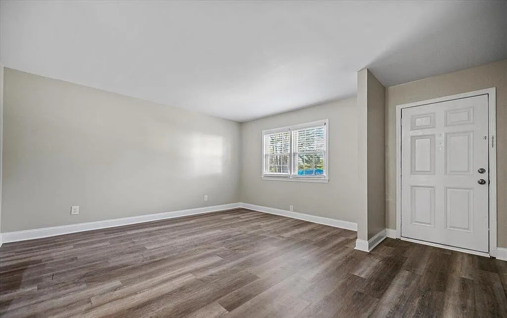 731 Coventry Ln — Photo 2