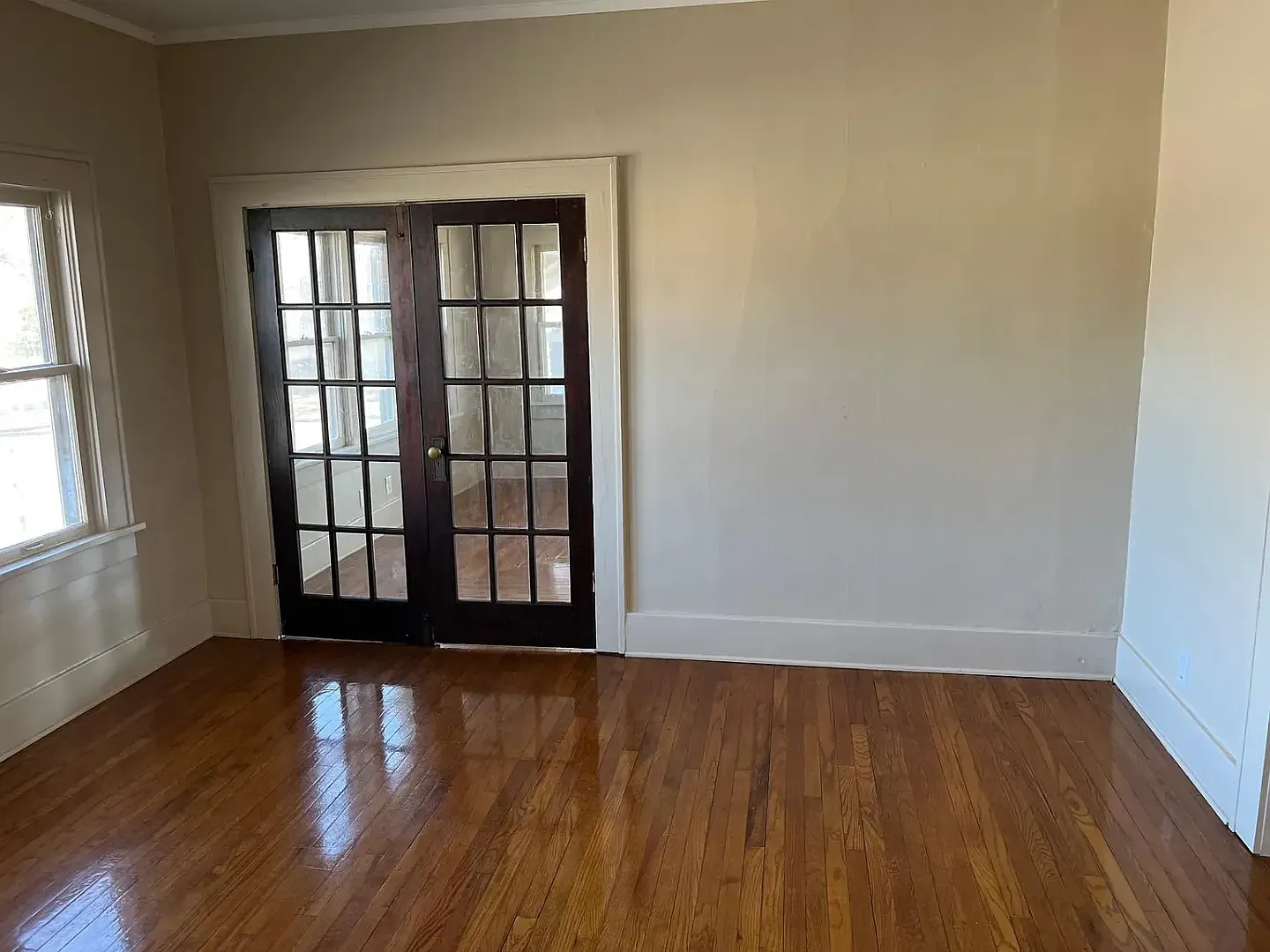 Charming 3 Bed, 2 Bath Brick Bungalow Available Now! — Photo 4