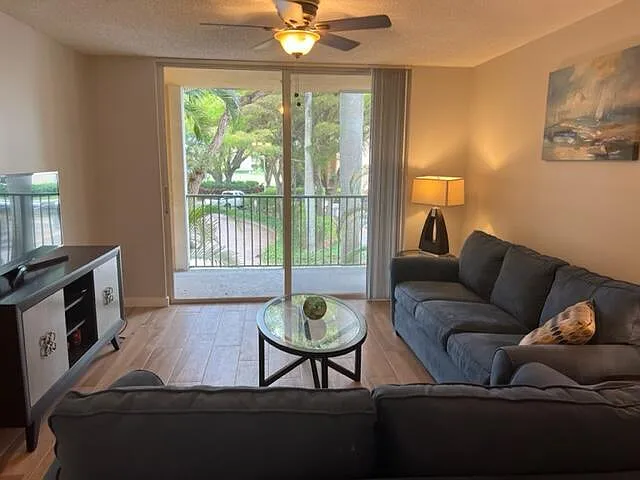 2 bed, 2.0 bath, 1036 sqft, $4,500 — Photo 4