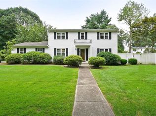 16 Walker Pl, Melville, NY 11747