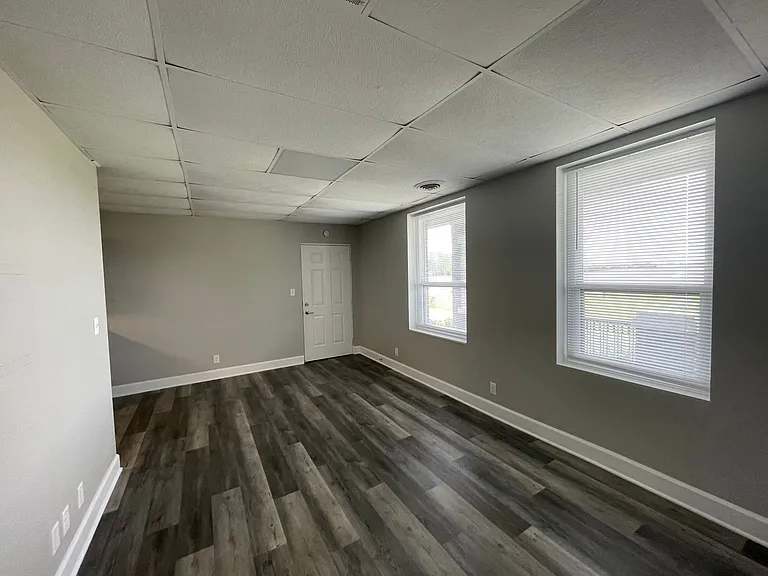 815 W. Columbia — Photo 22