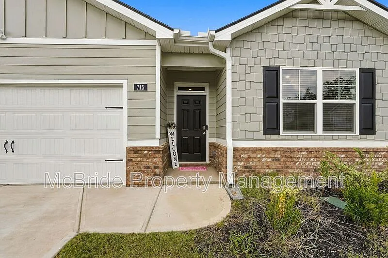 4 bed, 2.0 bath, 1774 sqft, $2,400 — Photo 3