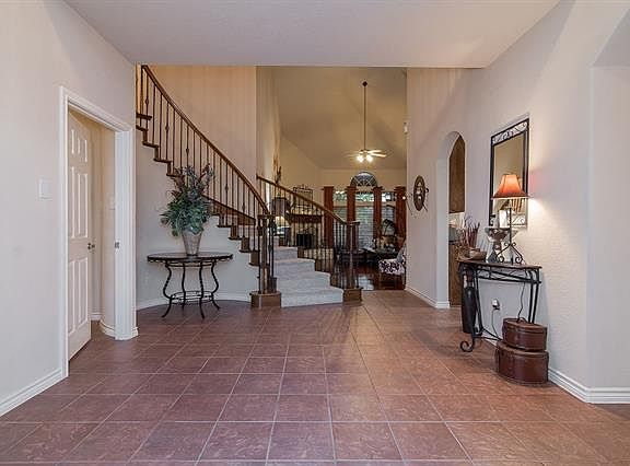 3rd image of 303 Palomino Ln