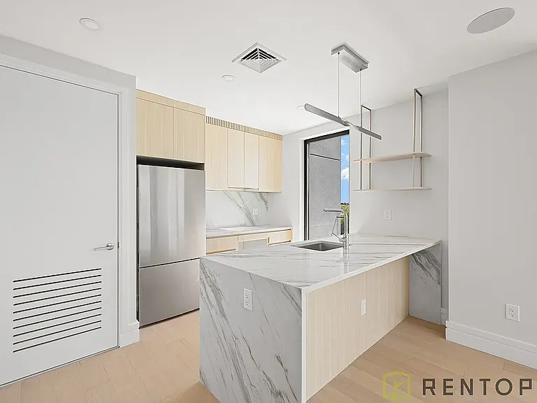 960 Franklin Ave #443 — Photo 3