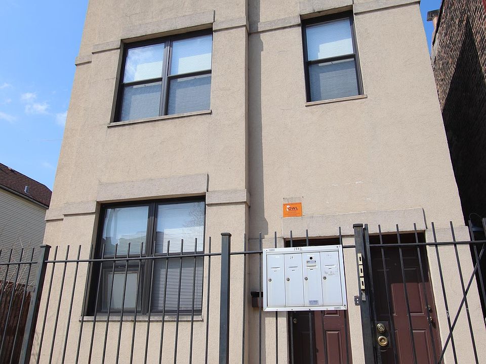 1st image of 2042 W Erie St APT 1R