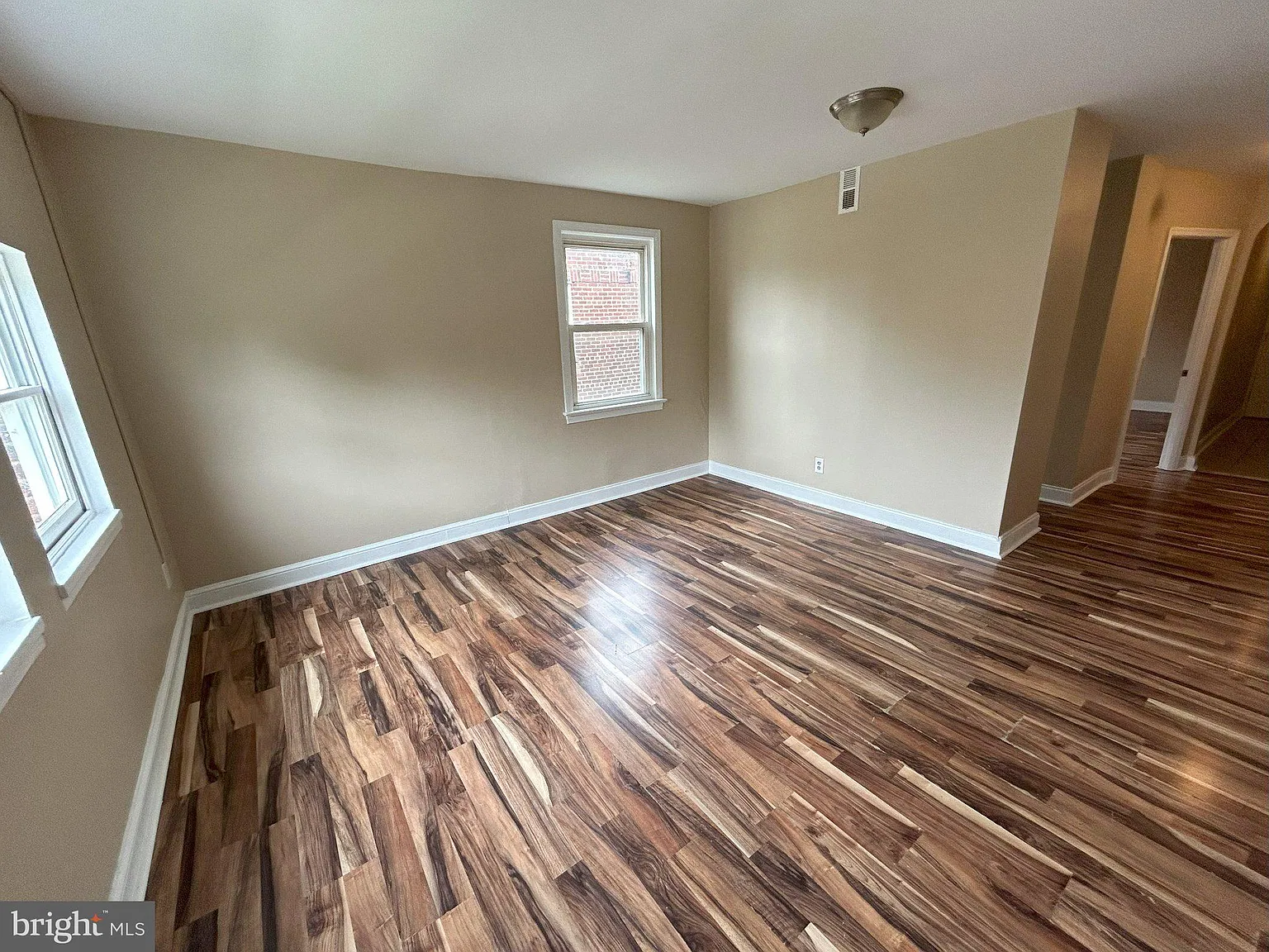 1 bed, 1.0 bath, 672 sqft, $1,300 — Photo 2