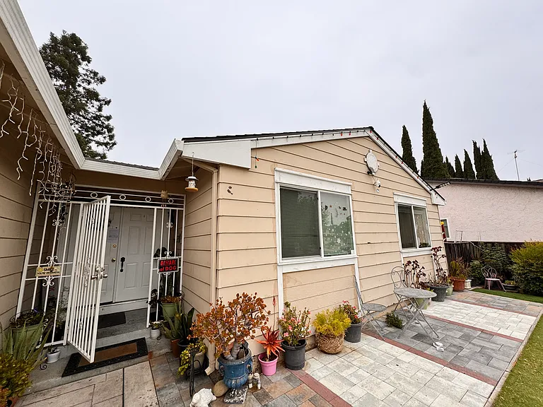 2030 Hayworth Dr — Photo 2