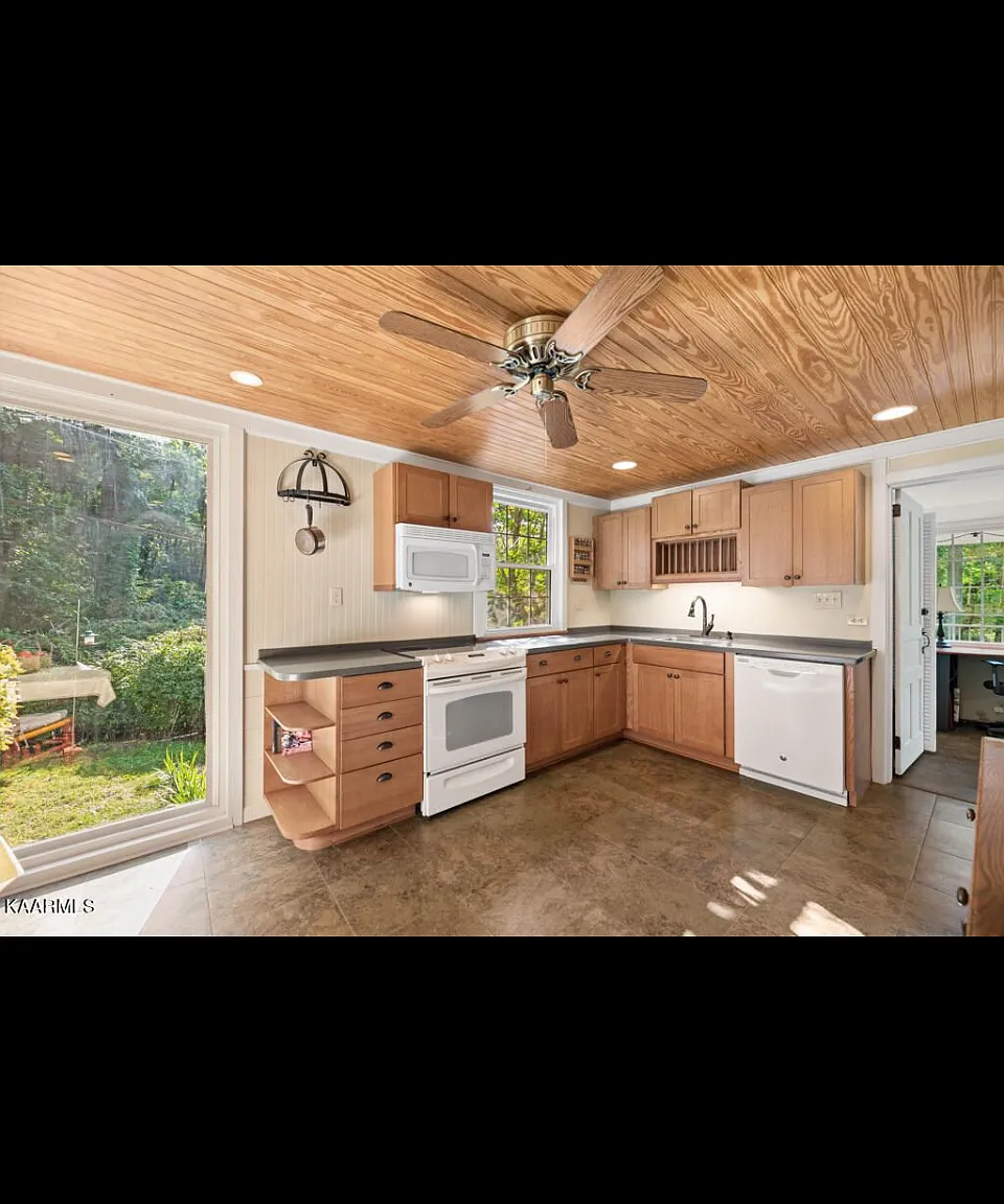 4 bed, 2290 sqft, $2,200 — Photo 4