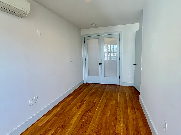 239 Scholes St #2B — Photo 6