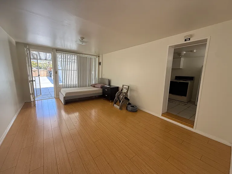 1116 Irving Ave — Photo 23
